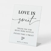 Modern minimalistisch script liefde is zoete gunst reclamebord met voetstuk (Voorkant)