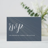 Modern minimalistisch script marine Blue Wedding RSVP Kaartje (Staand voorkant)