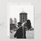 Modern Minimalistisch Script Monogram Bruiloft Kaart (Achterkant)