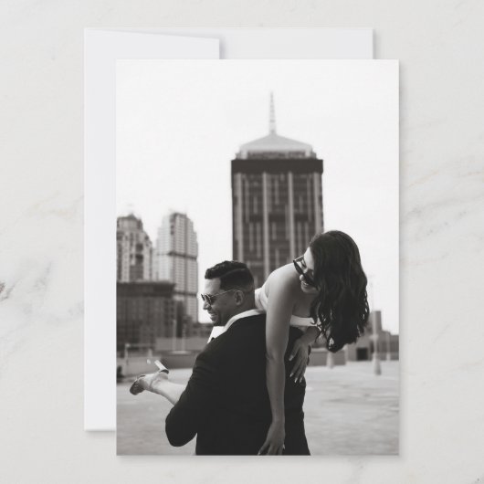 Modern Minimalistisch Script Monogram Bruiloft Kaart (Achterkant)