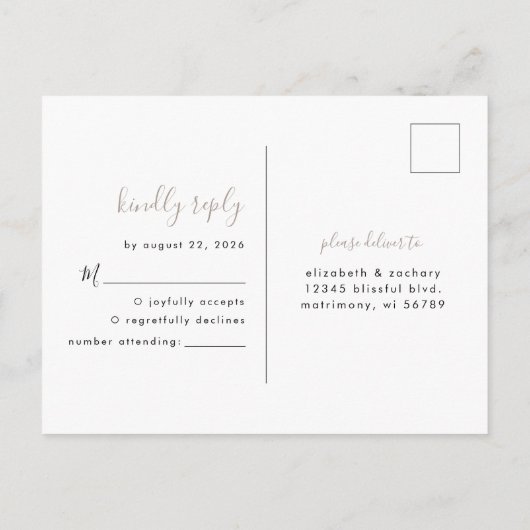 Modern Minimalistisch Script Taupe Bruiloft RSVP Briefkaart (Achterkant)