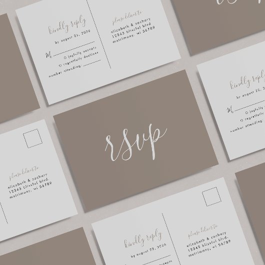 Modern Minimalistisch Script Taupe Bruiloft RSVP Briefkaart