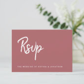 Modern minimalistisch script Terra Rosa | Weddensc RSVP Kaartje (Staand voorkant)