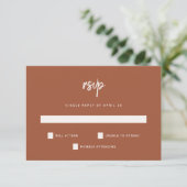 Modern minimalistisch script | Terracotta Wedding RSVP Kaartje (Staand voorkant)