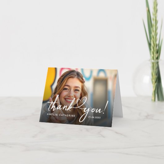Modern minimalistisch script verjaardagsfoto bedankkaart (Voorkant)