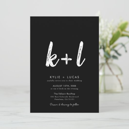 Modern minimalistisch script zwart-wit bruiloft kaart (Staand voorkant)