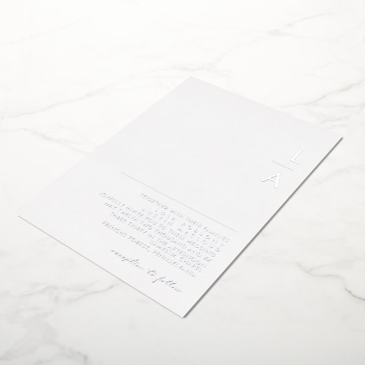 Modern minimalistisch | Silver Monogram Weddenscha Folie Uitnodiging (Gedraaid)