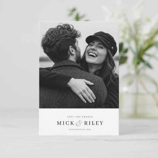 Modern minimalistisch simpel fotohuwelijk bedankkaart (Staand voorkant)