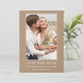 Modern minimalistisch simpel paar fotokraft save the date (Staand voorkant)