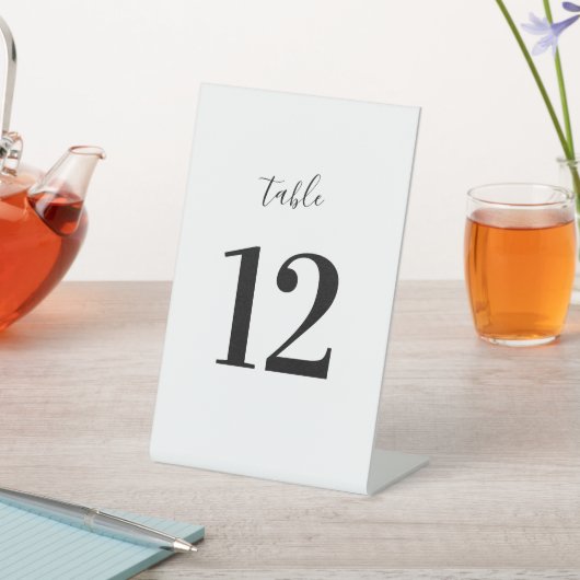 Modern minimalistisch tabelnummer reclamebord met voetstuk (Insitu)
