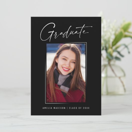 Modern minimalistisch uniek inktscript Afstuderen  Aankondiging (Staand voorkant)