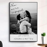 Modern minimalistisch welkom van fotoverlofpartij poster<br><div class="desc">Dit eenvoudige miniem welkomstteken van de verlovingspartij is trendy en stijlvol. Kenmerkt zwarte en witte foto van het paar,  manuscript handschrift het schrijven en verpersoonlijking. Dit verloving-teken is eenvoudig aan te passen met de foto en namen van toekomstige bruiden en groeven.</div>