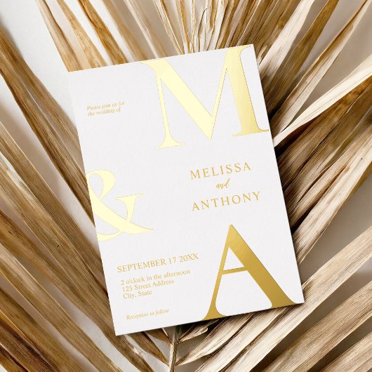 Modern minimalistisch witmonogram huwelijk folie uitnodiging