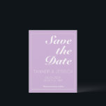 Modern minimalistisch zacht Paars en wit Save The Date<br><div class="desc">,  moderne,  minimalistische en trendy bruiloft Save the Date is voorzien van een zachte pastelpaarse achtergrond (Pantone's 2022 kleurenpluim "Orchid Bloom") met witte aanpasbare tekstblokken in moderne lettertypen</div>