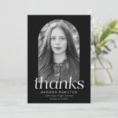 Modern minimalistisch zwart boog foto Afstuderen Bedankkaart (Staand voorkant)