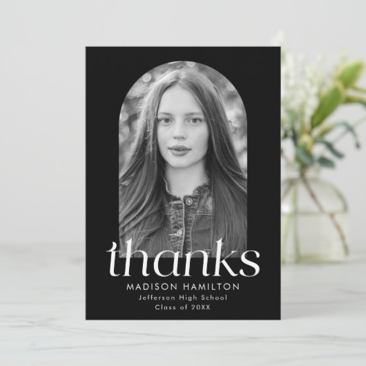 Modern minimalistisch zwart boog foto Afstuderen Bedankkaart (Staand voorkant)
