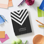 Modern minimalistisch zwart met witte Chevron iPad Pro Cover<br><div class="desc">Moderne, minimalistische zwarte iPad pro cover met een wit chevron-patroon dat je kunt personaliseren met jouw naam. Geweldig als cadeautjes voor familie en vrienden of voor jezelf. Pas het aan door de placeholder tekst te vervangen. Klik op de knop "Aanpassen" voor meer opties zoals het wijzigen van het lettertype en...</div>