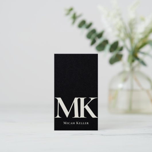 Modern minimalistisch zwart monogram zwart-wit visitekaartje (Staand voorkant)