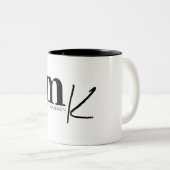 Modern minimalistisch zwart-wit monogram tweekleurige koffiemok (Voorkant rechts)