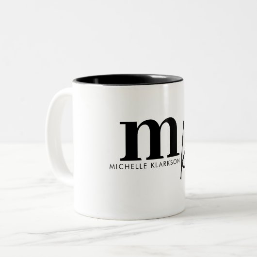 Modern minimalistisch zwart-wit monogram tweekleurige koffiemok (Voorkant links)