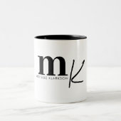 Modern minimalistisch zwart-wit monogram tweekleurige koffiemok (Center)