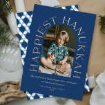 Modern minimalistische gelukkigste Hanukkah Arc-fo<br><div class="desc">Dit stijlvolle en minimalistische vakantiekaartontwerp is voorzien van een boog fotosjabloon en een grote klassieke faux gouden folie groet in de woorden "HAPPIEST HANUKKAH", die rond de rand van het boog-lijst op een donkerblauwe achtergrond worden gewikkeld. De extra wensen en de familienaam worden gevestigd dichtbij de bodem. De achterkant van...</div>