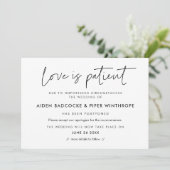 Modern minimalistische 'Liefde is geduldig' trouwu Kaart (Staand voorkant)