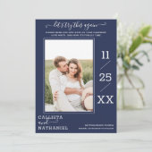 Modern minimalistische marinemonogram blauw save the date (Staand voorkant)