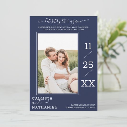 Modern minimalistische marinemonogram blauw save the date (Staand voorkant)
