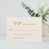 Modern minimalistische terracotta Text Wedding RSVP Kaartje (Staand voorkant)