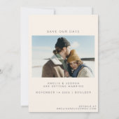 Modern minimalistische Trendy Couple 2 foto Save The Date (Achterkant)