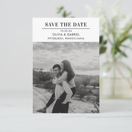 Modern minimalistische zwart-wit foto save the dat date (Staand voorkant)