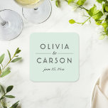 Modern mint en zwarte huwelijksmonogram kartonnen onderzetters<br><div class="desc">Verse en stijlvolle huwelijkscoasters met de namen van het paar in vetgedrukte zwarte typografie met een script-ampersand op een koele mintgroene achtergrond. De huwelijksdatum verankert dit moderne monogramontwerp. Een leuke accent voor de receptietafel of een aandenken als favoriet voor mint en zwarte huwelijks paletten. Personaliseer met uw namen en datum....</div>