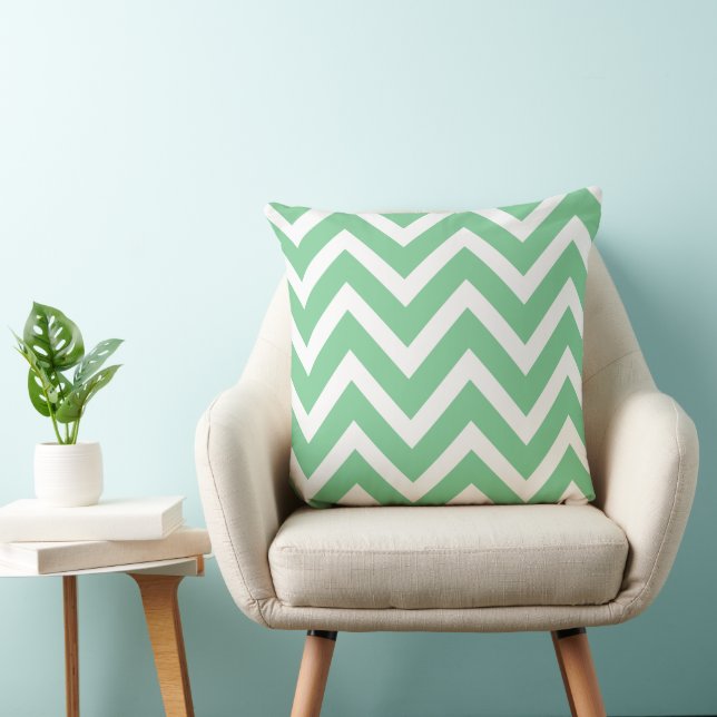Modern Mint Green en White Chevron Stripes Kussen (Stoel)