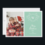 Modern mint groen & wit stijlvolle kam 2 foto's feestdagenkaart<br><div class="desc">Verspreid kerstvreugde met dit stijlvolle en moderne wenskaart met een witte lijn kunst maretak ontwerp omlijsten van een klassieke kam gemakkelijk aanpasbaar met uw initialen over een moderne lichtgroene achtergrond. Voeg een van uw favoriete familieportretten toe aan de linkerkant van deze vakantiepas en een tweede aan de achterkant.</div>