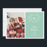 Modern mint groen & wit stijlvolle kam 2 foto's feestdagenkaart<br><div class="desc">Verspreid kerstvreugde met dit stijlvolle en moderne wenskaart met een witte lijn kunst maretak ontwerp omlijsten van een klassieke kam gemakkelijk aanpasbaar met uw initialen over een moderne lichtgroene achtergrond. Voeg een van uw favoriete familieportretten toe aan de linkerkant van deze vakantiepas en een tweede aan de achterkant.</div>