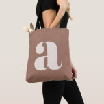 Modern Mocha Brown Bold Retro Monogram Initiaal Tote Bag<br><div class="desc">Een gedurfde en eigentijdse canvas tas met een aardse mocha bruine achtergrond met een opvallende witte kleine letter in de moderne typografie. Perfect voor dagelijks gebruik,  winkelen,  werken of als statement accessoire,  dit opvallende ontwerp combineert minimalisme met een retro-geïnspireerde esthetiek. Ideaal voor typografieliefhebbers en liefhebbers van stijlvolle,  bijzondere design.</div>
