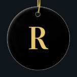Modern Monogram Black Gold Keramisch Ornament<br><div class="desc">Dit is een modern, gepersonaliseerd monogram ontwerp. Dit eigentijdse ontwerp is trending in zwart en goud, met stijlvolle typografie. Het is perfect voor een persoonlijk geschenk of een feestgunst, of ideaal als een stijlvolle nieuwe toevoeging aan uw feestelijke interieur dit vakantieseizoen. Voeg eenvoudig uw initiaal letter door het te typen...</div>