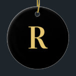 Modern Monogram Black Gold Keramisch Ornament<br><div class="desc">Dit is een modern, gepersonaliseerd monogram ontwerp. Dit eigentijdse ontwerp is trending in zwart en goud, met stijlvolle typografie. Het is perfect voor een persoonlijk geschenk of een feestgunst, of ideaal als een stijlvolle nieuwe toevoeging aan uw feestelijke interieur dit vakantieseizoen. Voeg eenvoudig uw initiaal letter door het te typen...</div>