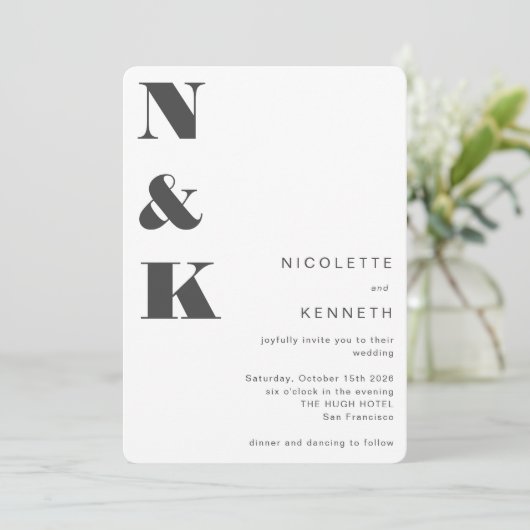Modern Monogram Black White Bold Elegant Wedding Kaart (Staand voorkant)
