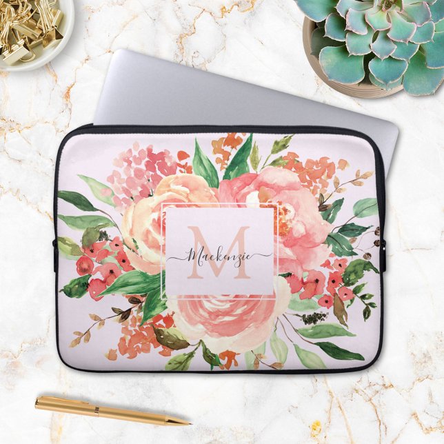 Modern Monogram Blush Roze Bloemen Boeket Laptop Sleeve (In situ)
