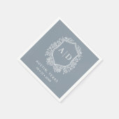 Modern Monogram Bruiloft Stoffig Blauw Crest Servet (Hoek)