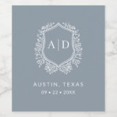 Modern Monogram Bruiloft Stoffig Blauw Crest Wijn Etiket (Enkel label)