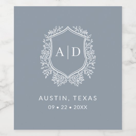 Modern Monogram Bruiloft Stoffig Blauw Crest Wijn Etiket (Enkel label)