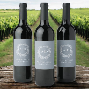 Modern Monogram Bruiloft Stoffig Blauw Crest Wijn Etiket