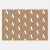 Modern monogram bruin geelbruin initiaal op maat inpakpapier vel (Voorkant)