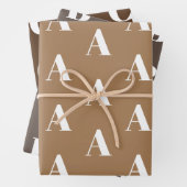 Modern monogram bruin geelbruin initiaal op maat inpakpapier vel (In situ)