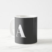 Modern monogram donkergrijs aangepaste initiaal le koffiemok (Voorkant links)