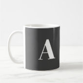 Modern monogram donkergrijs aangepaste initiaal le koffiemok (Links)