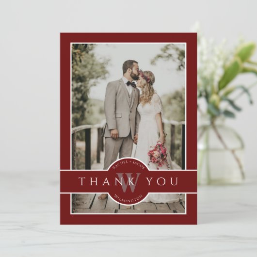 Modern Monogram Donkerrood 2-foto bruiloft Bedankkaart (Staand voorkant)